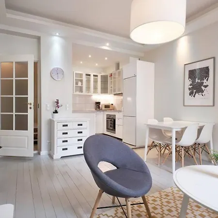 1, 5 Bedroom Stylish Family Διαμέρισμα *