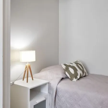 1, 5 Bedroom Stylish Family *